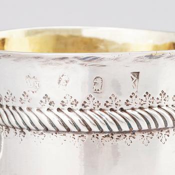 An English late 17th Century silver porringer, marks if William Andrews, London 1697-98.
