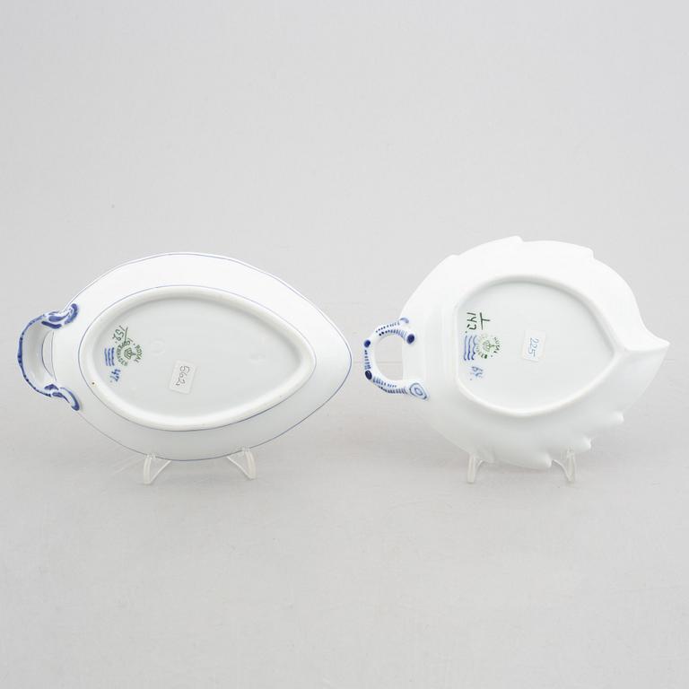 Serveringsfat/fat, sex stycken, porslin, "Musselmalet", Royal Copenhagen, delvis omkring 1800.