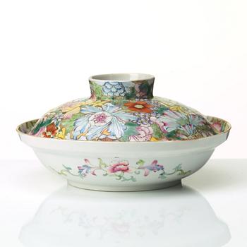 A mille fiori bowl with cover, Qing dynasty, circa 1900.