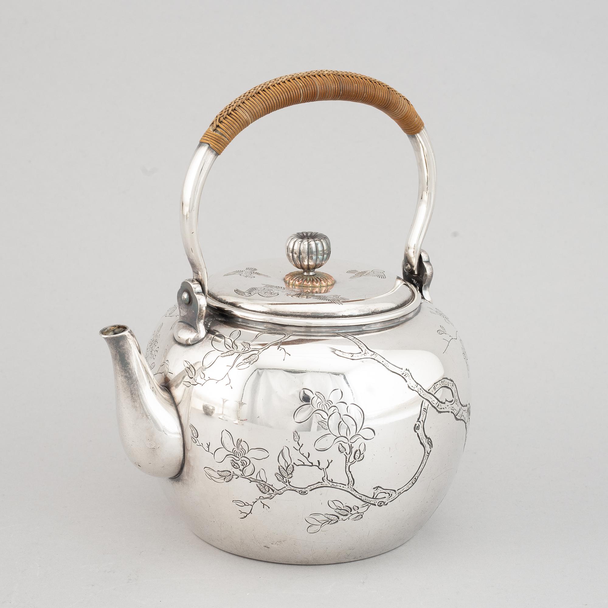 高級陶器 A group of four Japanese silver objects, mostly sterling
