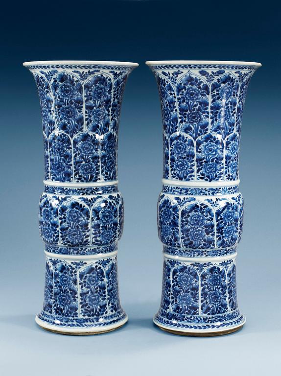 A pair of large blue and white Gu shaped vases, Qing dynasty, Kangxi (1662-1722). (2).