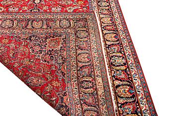 A Najafabad carpet, c. 292 x 202 cm.
