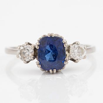 Ring, 18K vitguld med safir och briljantslipade diamanter.