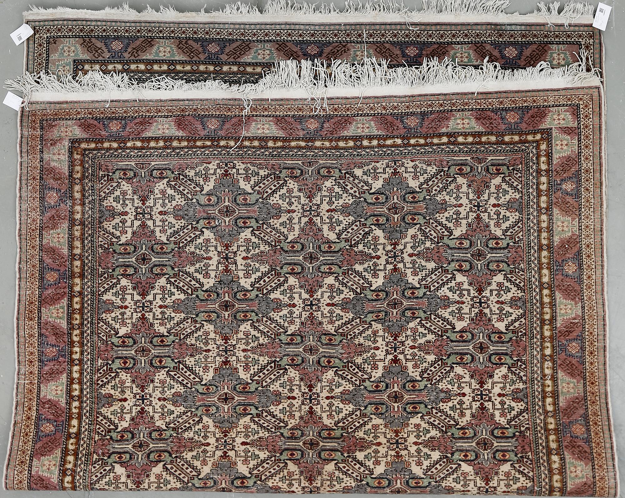 MATTA, old, möjligen Bidjar. Ca 296x197 cm.