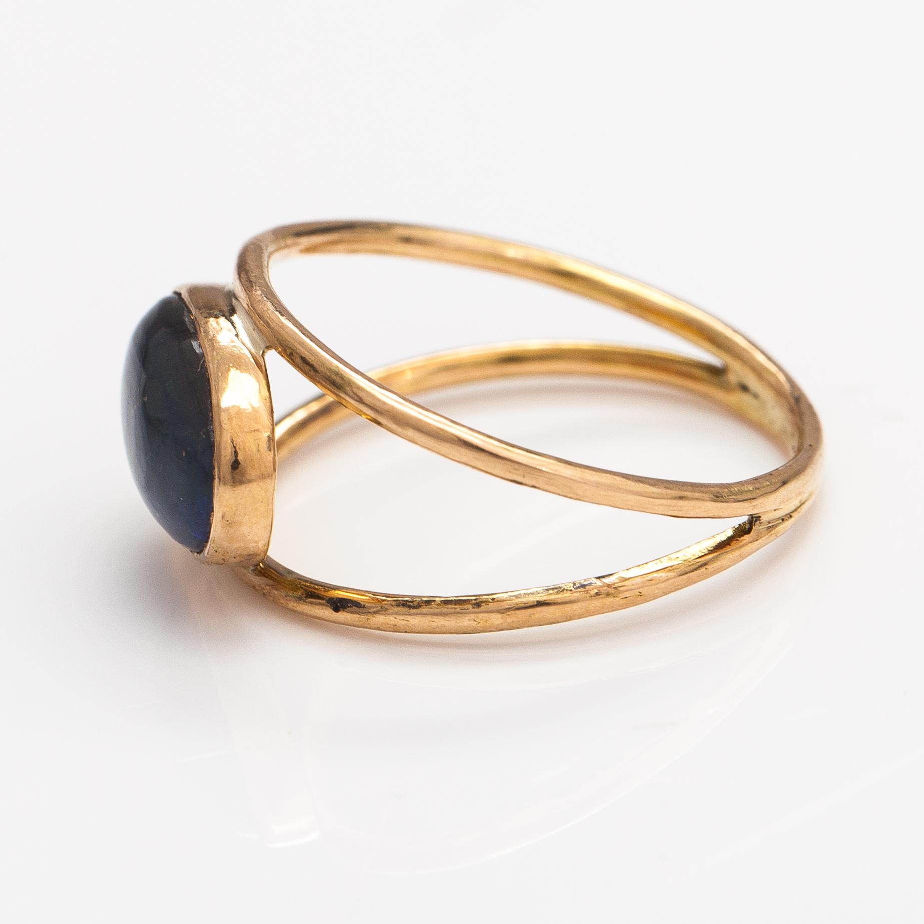 An 18K gold ring with an opal. Lagercrantz Jewellery, Tammisaari 2019.