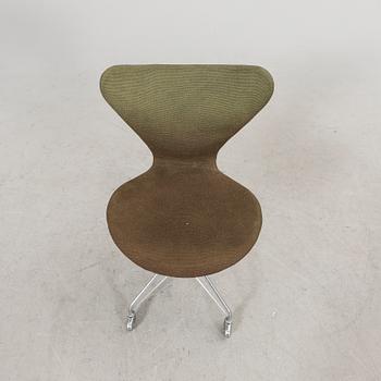 Arne Jacobsen, a "Sjuan" desk chair for Fritz Hansen dated 1968.
