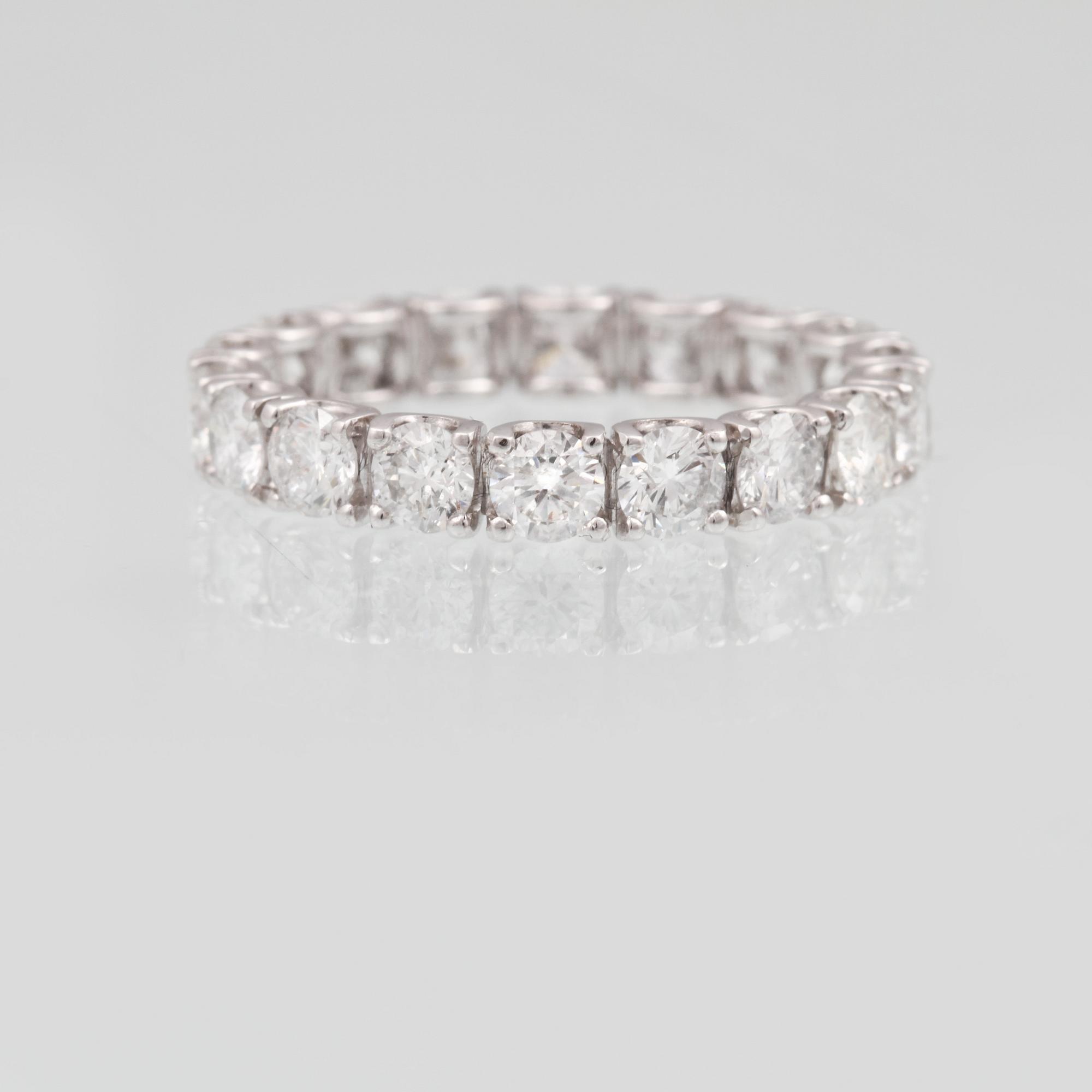 RING, 18K vitguld med briljantslipade diamanter ca 2.50 ct, Milano, Italien. Vikt 2,1 gram.