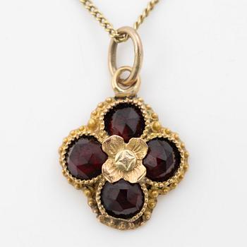 Smyckesset, ett par örhängen, ett litet örhänge samt hängsmycke, 14K guld med granater.