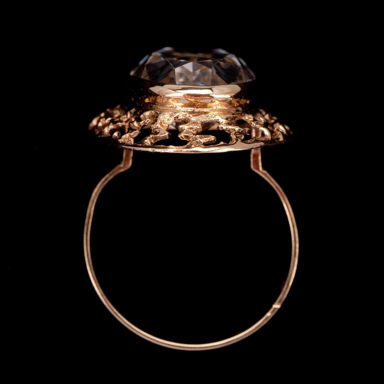 RING, guld 14K, syntetisk spinell, Pekka I Aulin, Åbo 1972. Vikt 9 g.