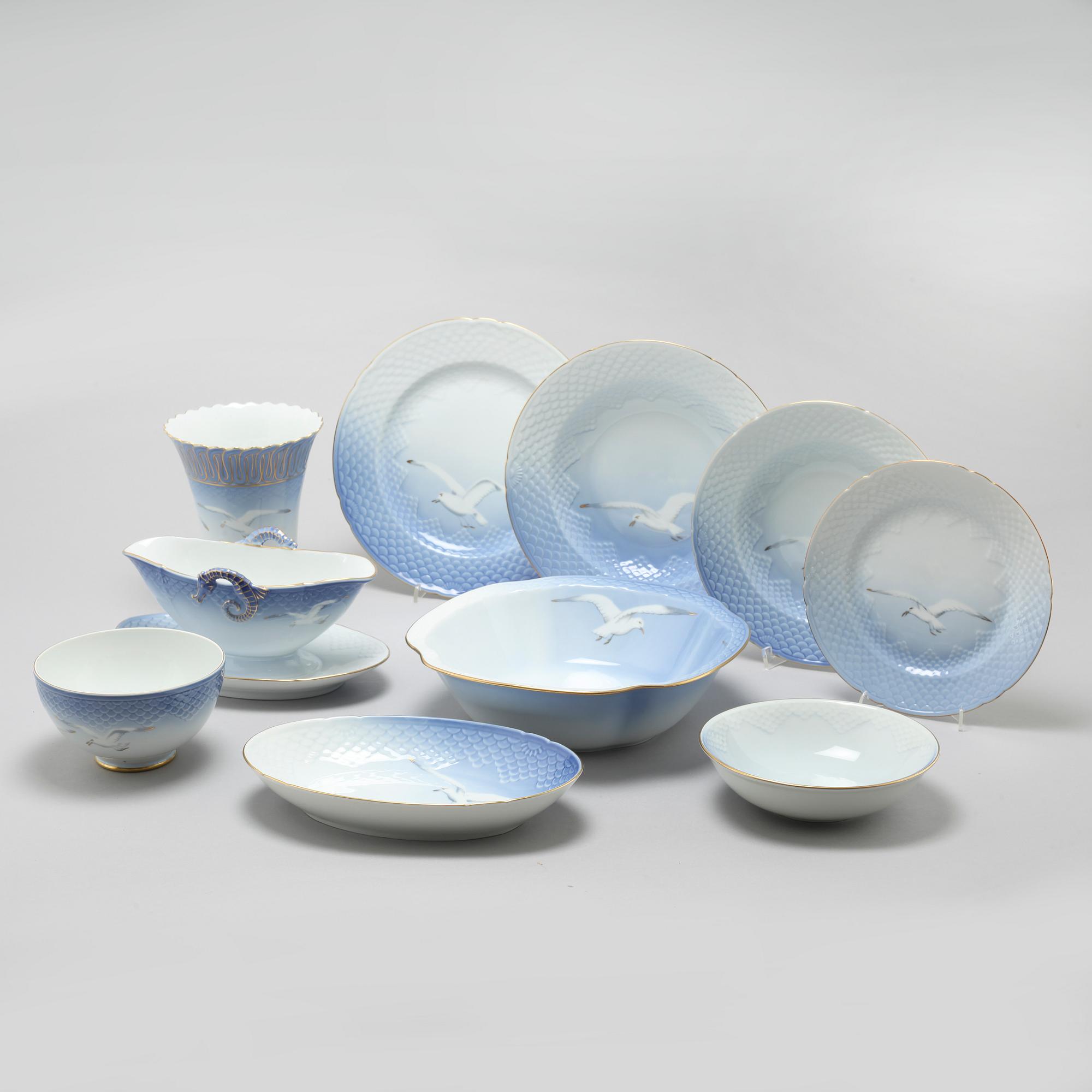 A 57 pcs"Måsen" porcelian dinner service by Bing & Gröndahl, the latter half of the 20th Century.
