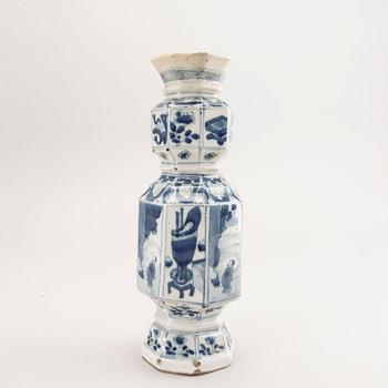 Vase, porcelain. Qing Dynasty, Kangxi (1662-1722).