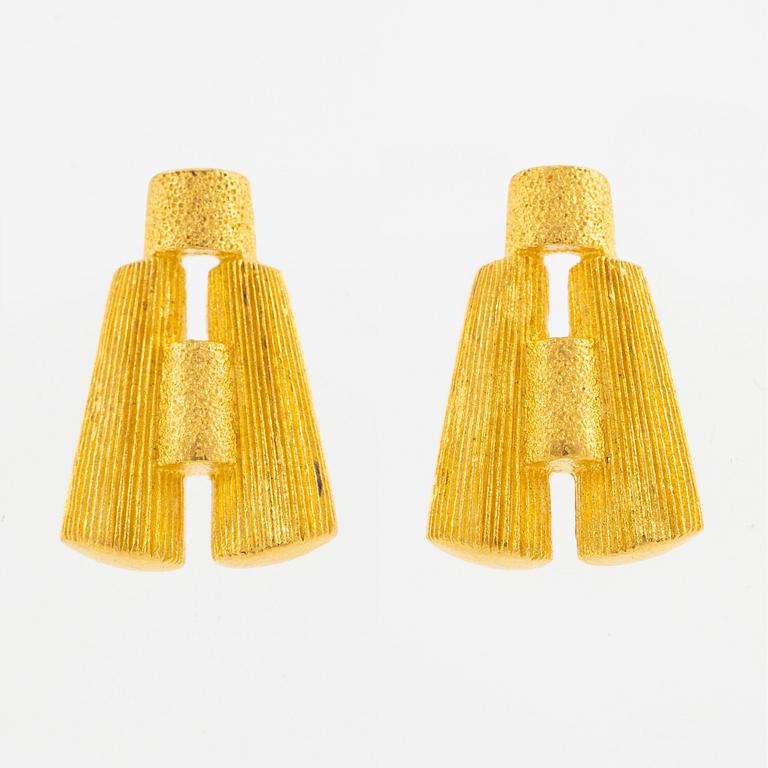 Garnityr av guldsmycken, en collier (14K), ett armband (18K), ett par örhängen (14K) och en ring (14K).