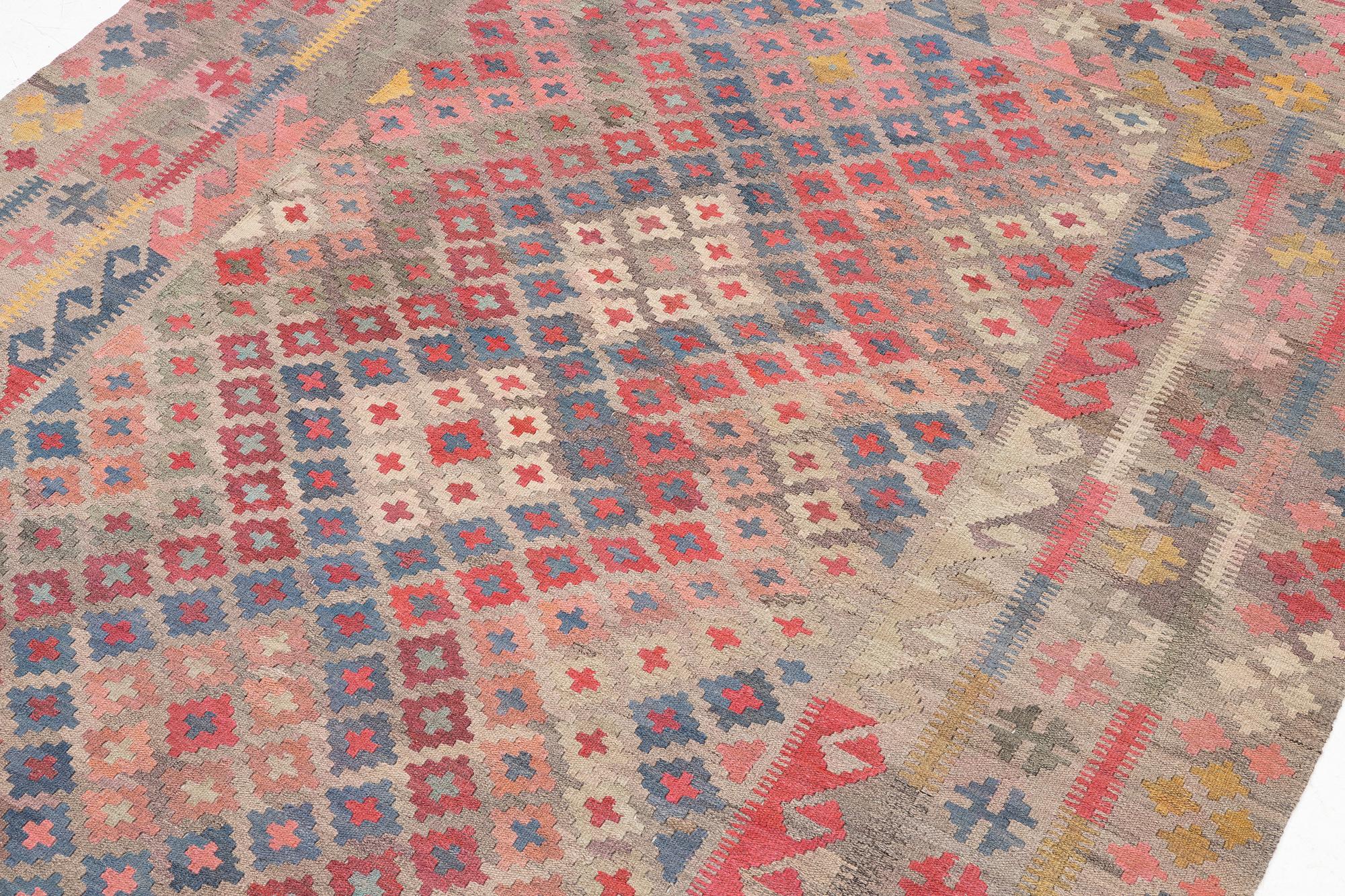 A Kelim carpt, c. 280 x 205 cm.