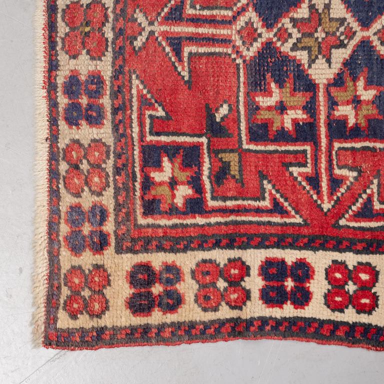 Matta, semiantik Anatol, ca 131-133 x 75,5-78,5 cm (samt en kortsida med 1 cm slätväv).