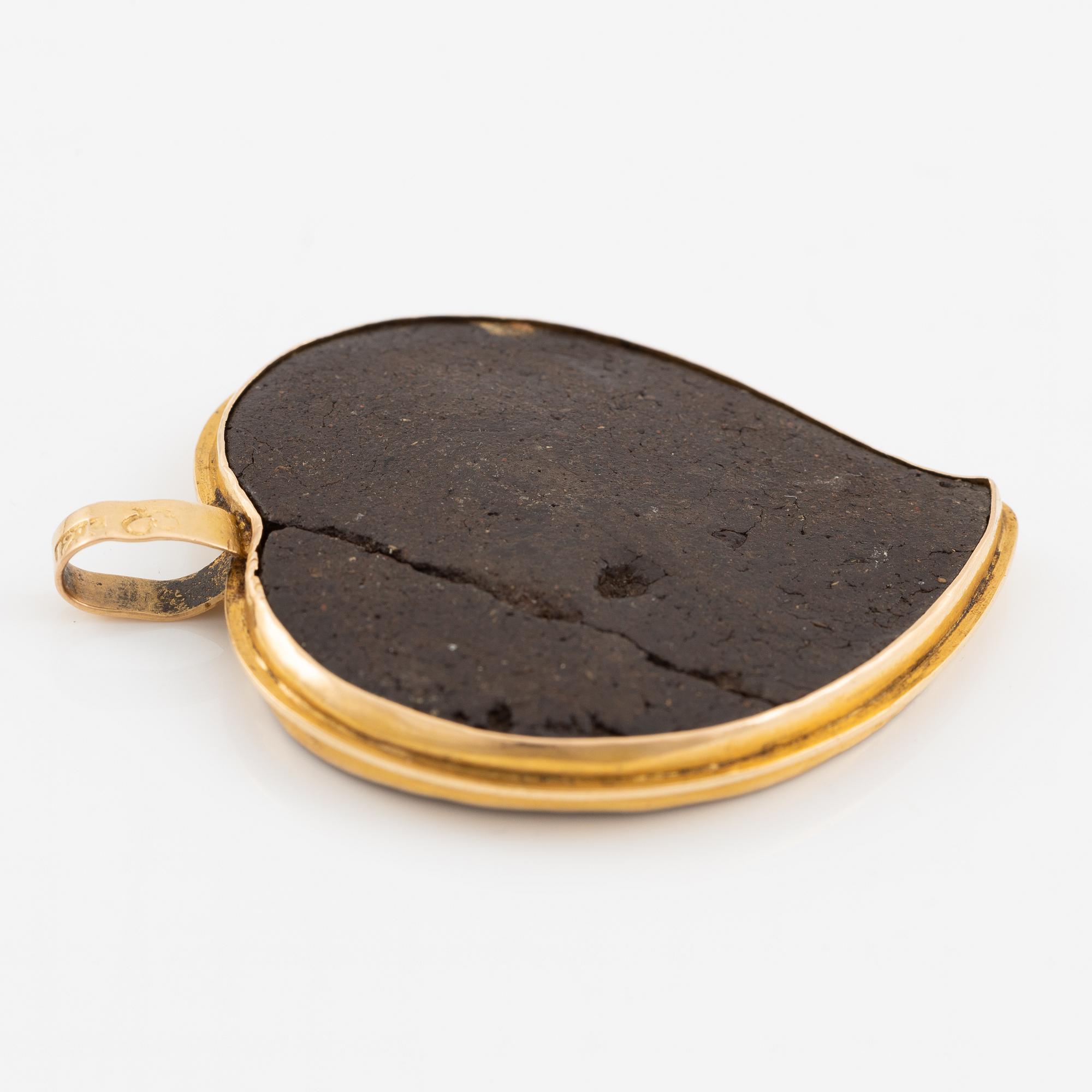 Hänge, antik keramik innefattad i 18K guld, Grand tour souvenir, 1800-tal.