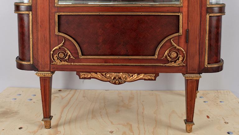 VITRINSKÅP, Louis XVI-stil, trol Frankrike, omkring 1900.