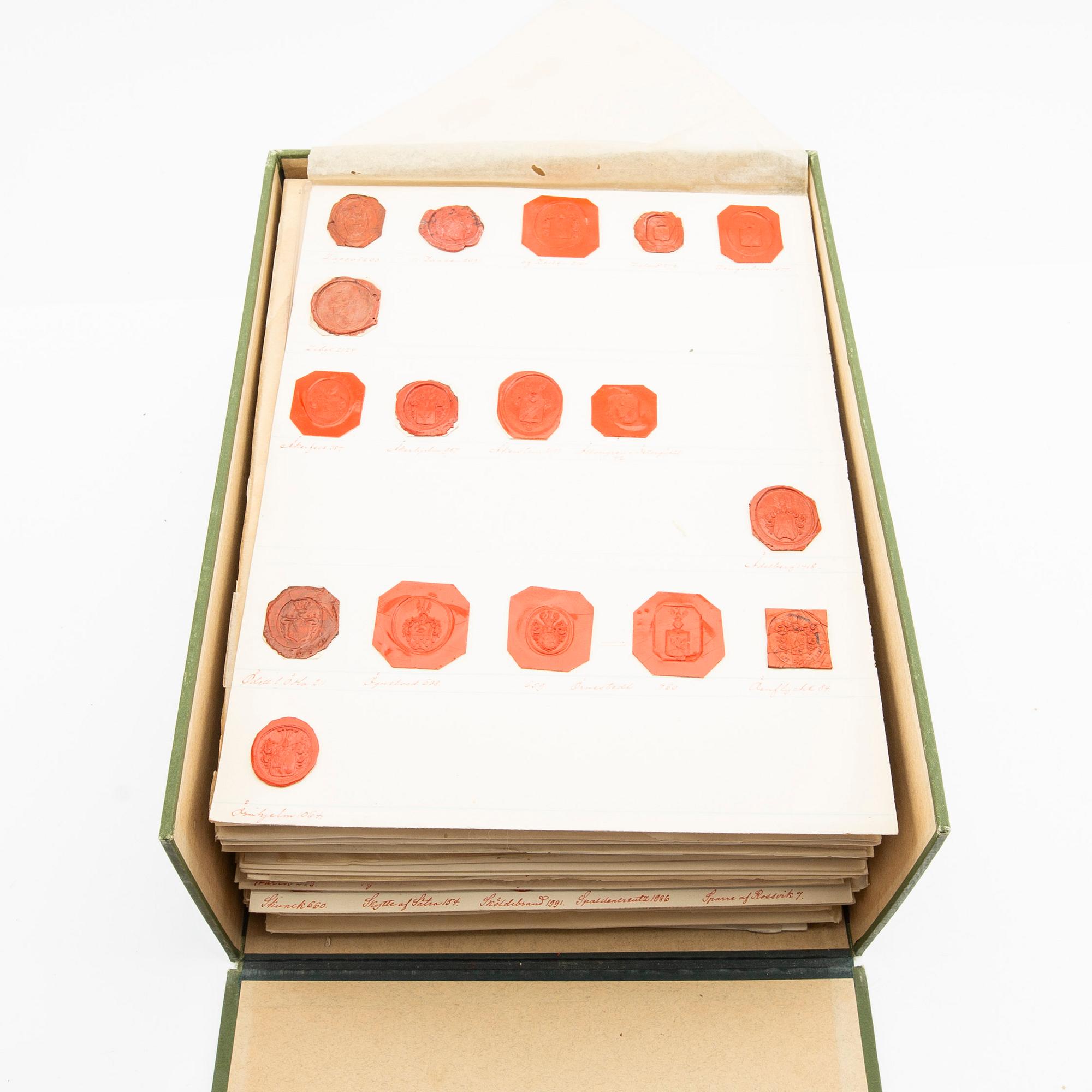 Större samling lacksigill, samt några oblater m m, 1700 - 1800-tal.