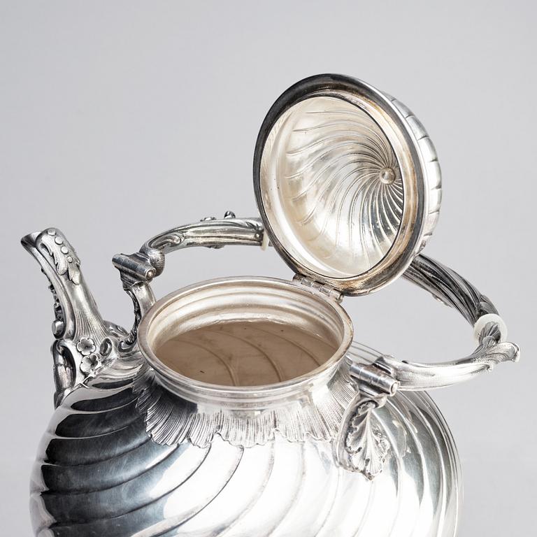 Gustaf Möllenborg (Carl Teodor Feron), tekanna på rechaud, silver, Stockholm 1885. Nyrokoko.