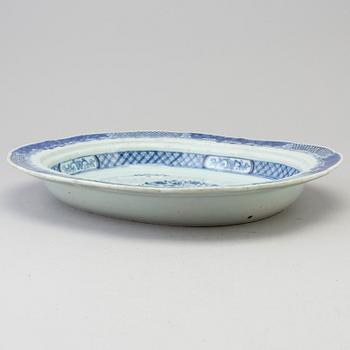 A Chinese blue and white export porcelain dish, Qianlong (1736-95).