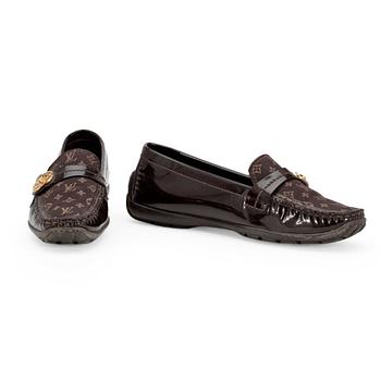 525. LOUIS VUITTON, a pair of brown monogram patent leather and fabric loafers.