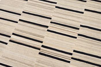 Matta, slätvävd, ca 195 x 160 cm.