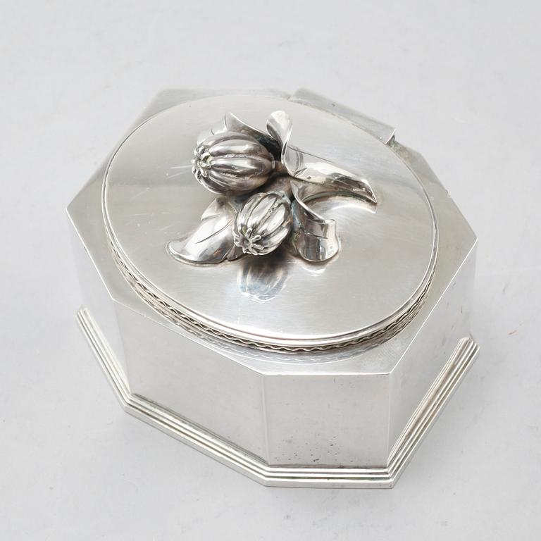 A silver sugarbowl made in Stockholm in 1944.