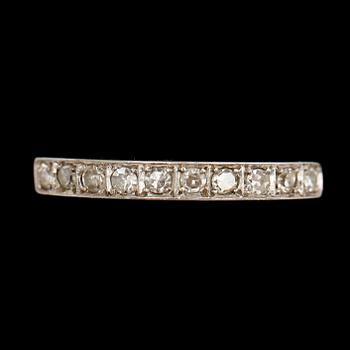 RING, 18 k vitguld, svenska stämplar, med 10 små briljanter. Total vikt ca 3 g.