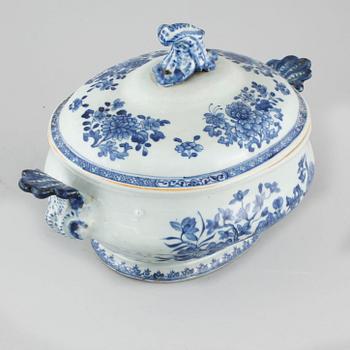 A blue and white tureen from Qing Dynasty, Qianlong period.