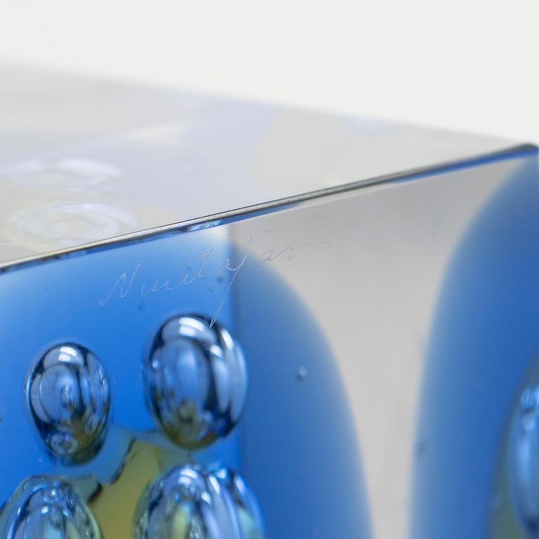Oiva Toikka, an annual glass cube, signed Oiva Toikka Nuutajärvi 2007, 346/2000.