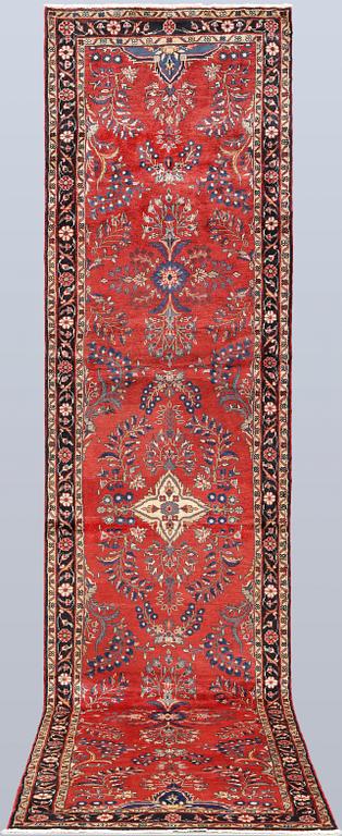 A Hamadan runner, approx. 412 x 100 cm.