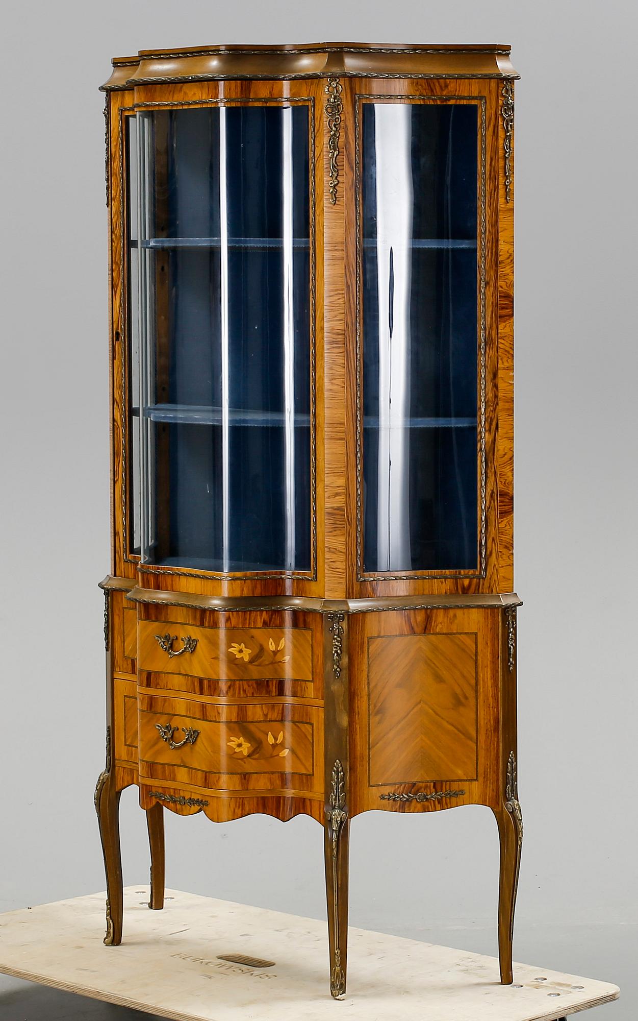 VITRINSKÅP, Louis XVI-stil, 1900-talets mitt.