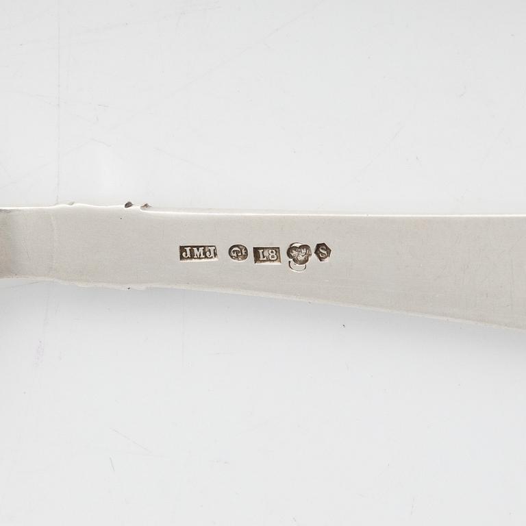 Five silver servers, three with mark of Eric Löfman, MGAB, Lidköping. Two with mark JMJ and Swedish import.