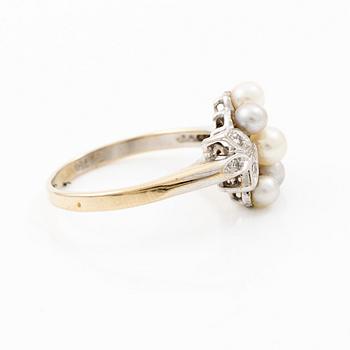 Ring 18K white gold with pearls and octagon-cut diamonds.