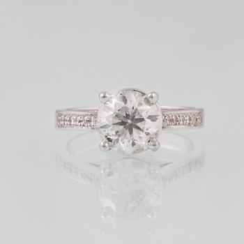 RING, 18K vitguld med briljantslipad diamant ca 2.31 ct, Milano, Italien. Vikt 4,9 gram.