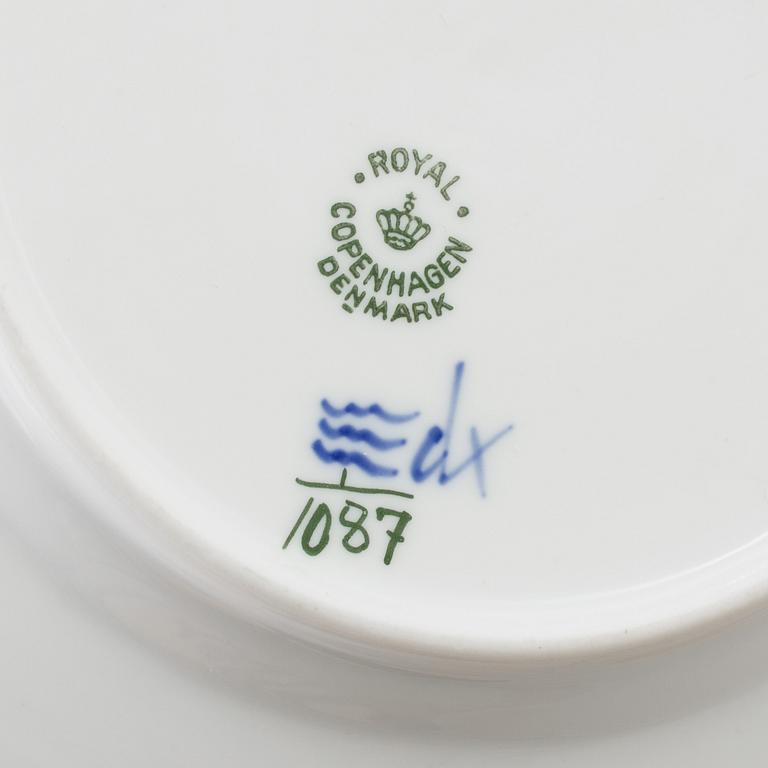 A set of 27 p of "Musselmalet" porcelain, Royal Copenhagen, 20th century.