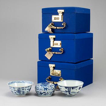 Two blue and white bowls and a box with cover, Ming dynasty (1368-1644).