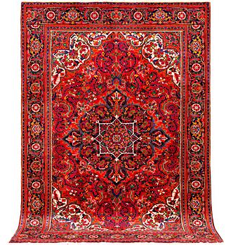A Heriz carpet, c. 303 x 203 cm.