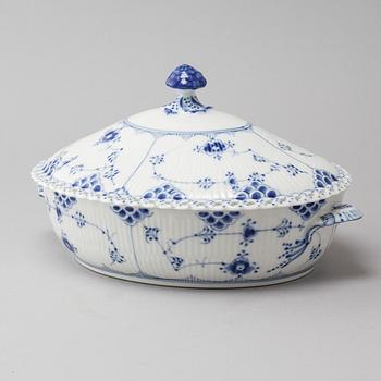 A porcelain "Musselmalet" terrine by Royal Copenhagen from the second half of the 20th century.