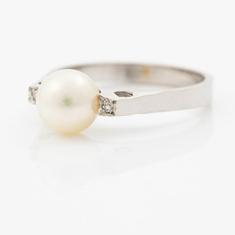 Ring 18K vitguld med odlad pärla och åttkantslipade diamanter.