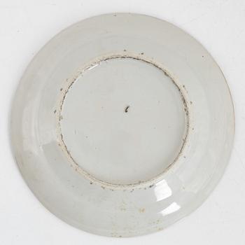 Koppar, fem stycken, samt fat, fyra stycken, porslin, Kina, Kanton, 1800-tal.