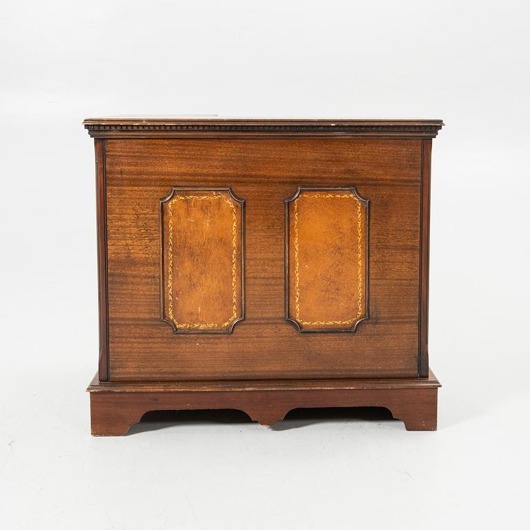 Bar counter, English style, 20th century.