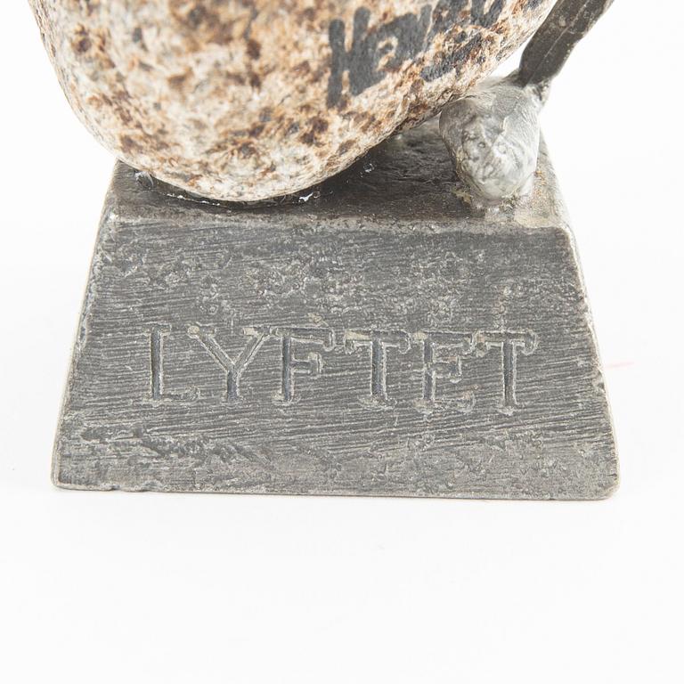 Henry Gustafsson, skulptur, "Lyftet",Vimmerby, signerad, 1994.