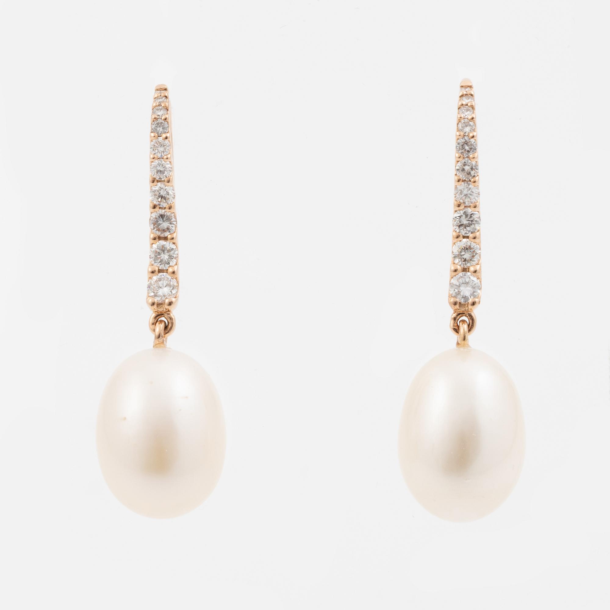 Earrings 18K rose gold with cultured pearls and brilliant-cut diamonds.