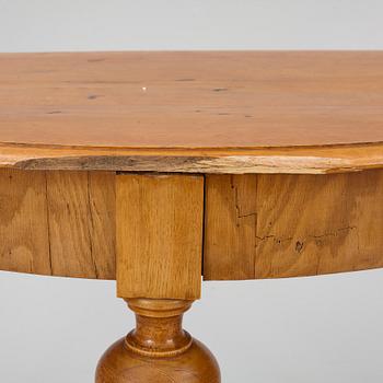 A late 19th century dining table.