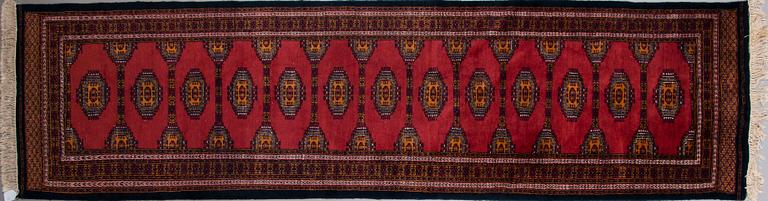 GALLERIMATTA, bochara, Indien. Ca 350x94 cm.