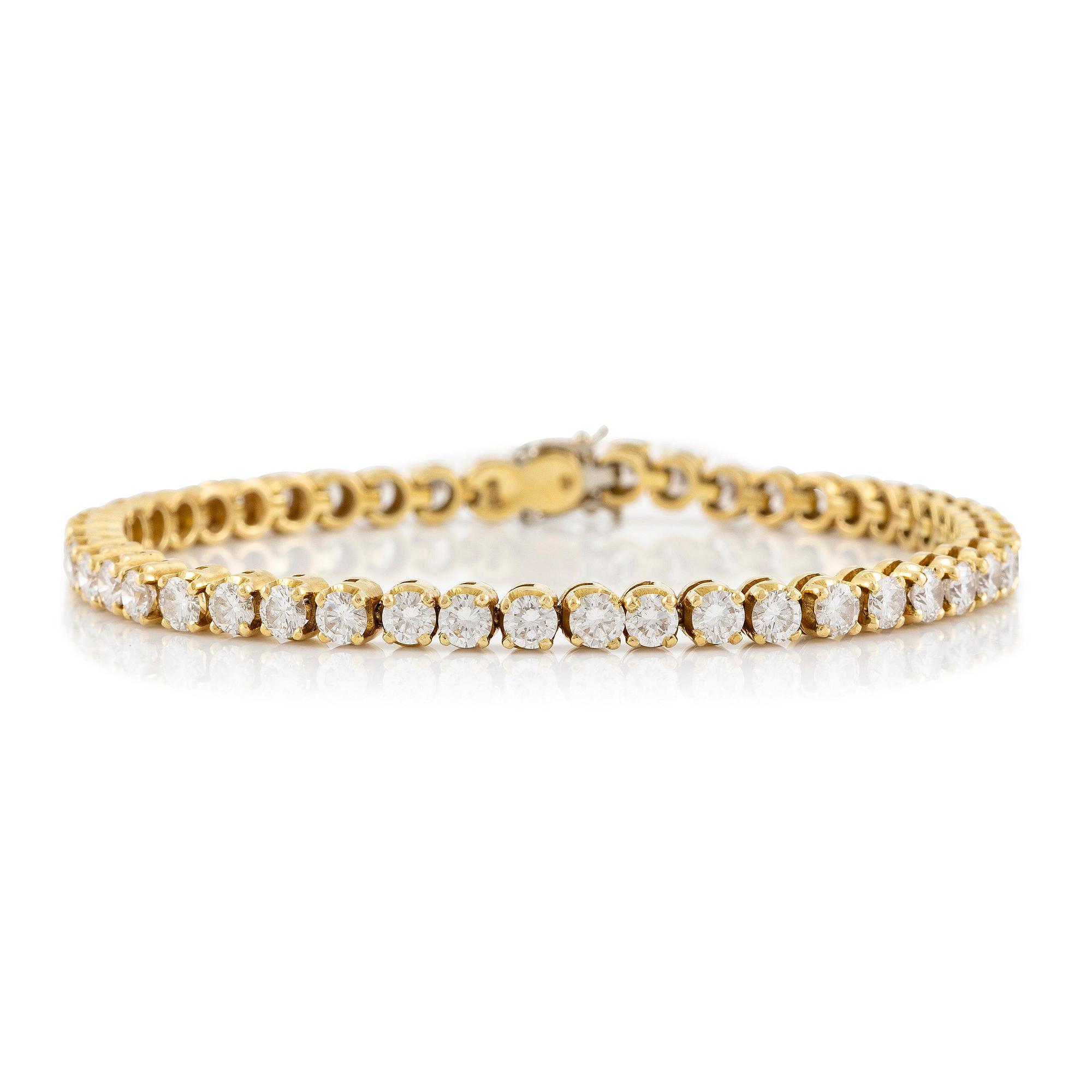 A tennis bracelet in 14K gold with round brilliant-cut diamonds.