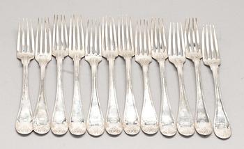 SKEDAR, 16 st samt 12 GAFFLAR, st, silver, "Gammal fransk", bla G. Mölleborg, Sverige, 1800-tal. Total vikt ca 1650 g.