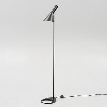 Arne Jacobsen, golvlampa, "AJ", Louis Poulsen, Danmark.