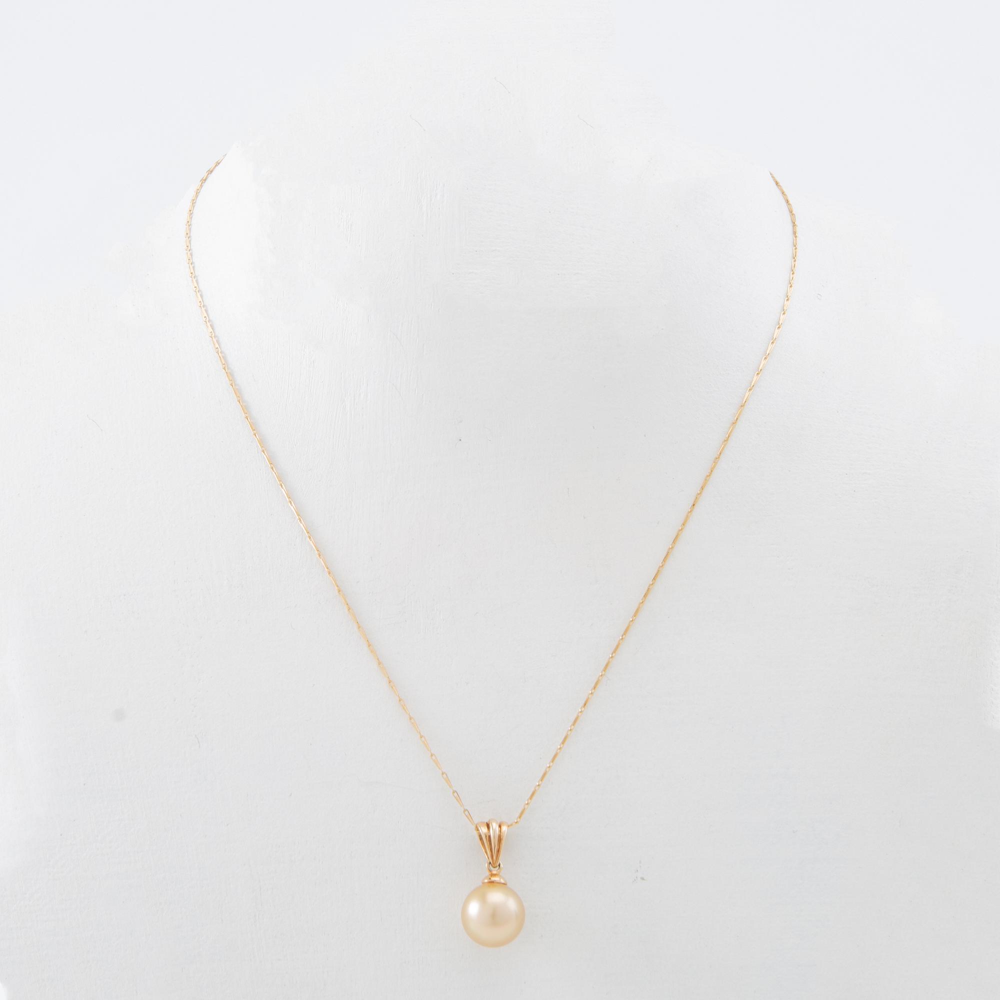 Necklace of 14K and 18K gold with a cultured pearl.