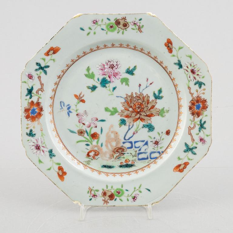 A group of three Chinese famille rose porcelain plates, Qing dynasty, Qianlong (1736-95).